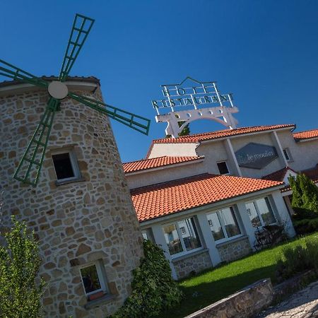 Logis Hotel Le Moulin Des Gardelles Riom Ngoại thất bức ảnh