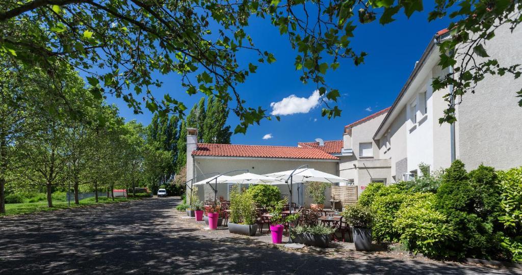 Logis Hotel Le Moulin Des Gardelles Riom Ngoại thất bức ảnh