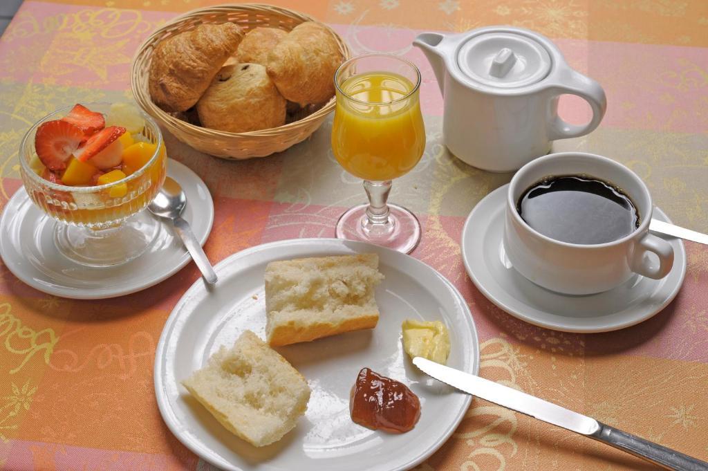Logis Hotel Le Moulin Des Gardelles Riom Ngoại thất bức ảnh