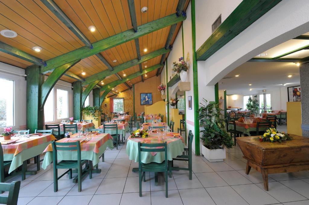 Logis Hotel Le Moulin Des Gardelles Riom Ngoại thất bức ảnh