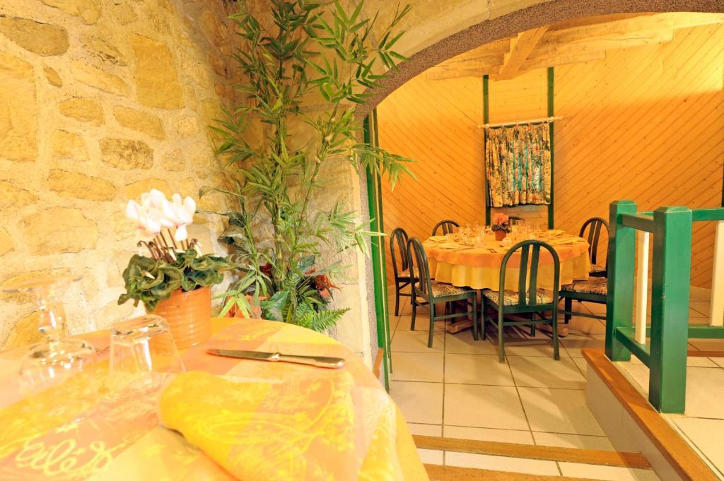 Logis Hotel Le Moulin Des Gardelles Riom Ngoại thất bức ảnh