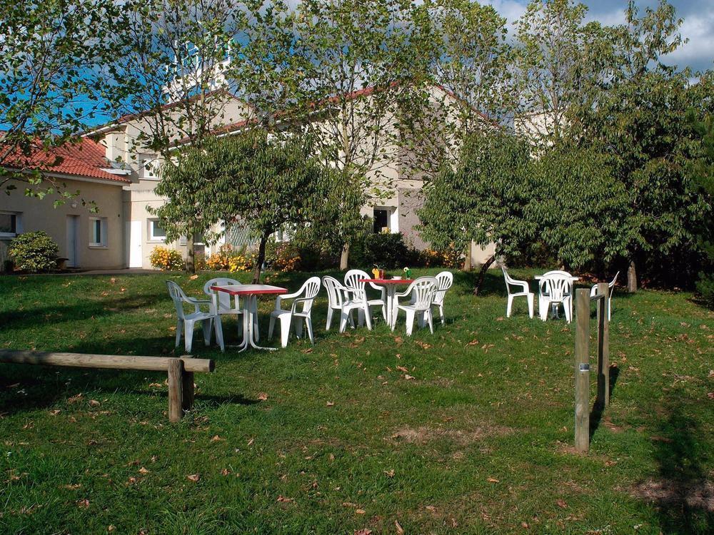 Logis Hotel Le Moulin Des Gardelles Riom Ngoại thất bức ảnh