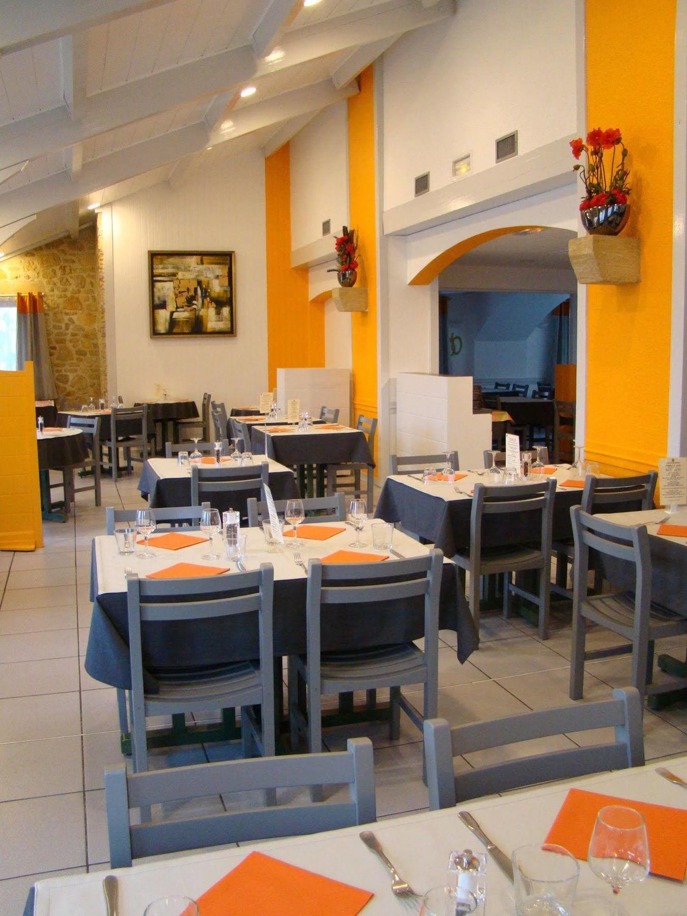 Logis Hotel Le Moulin Des Gardelles Riom Ngoại thất bức ảnh