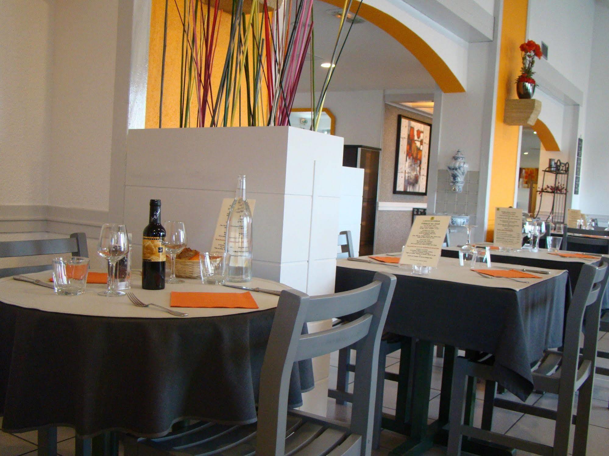 Logis Hotel Le Moulin Des Gardelles Riom Ngoại thất bức ảnh