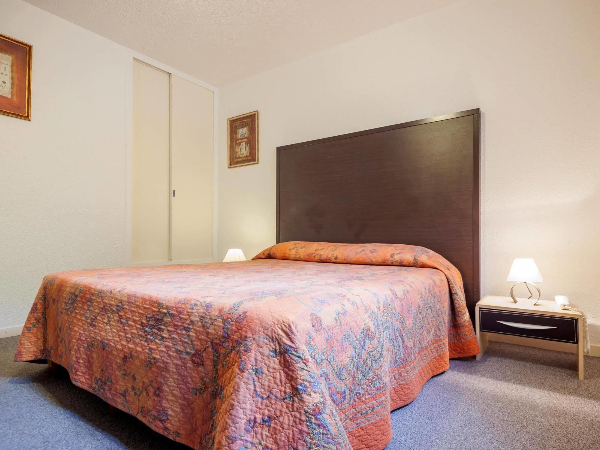 Logis Hotel Le Moulin Des Gardelles Riom Ngoại thất bức ảnh
