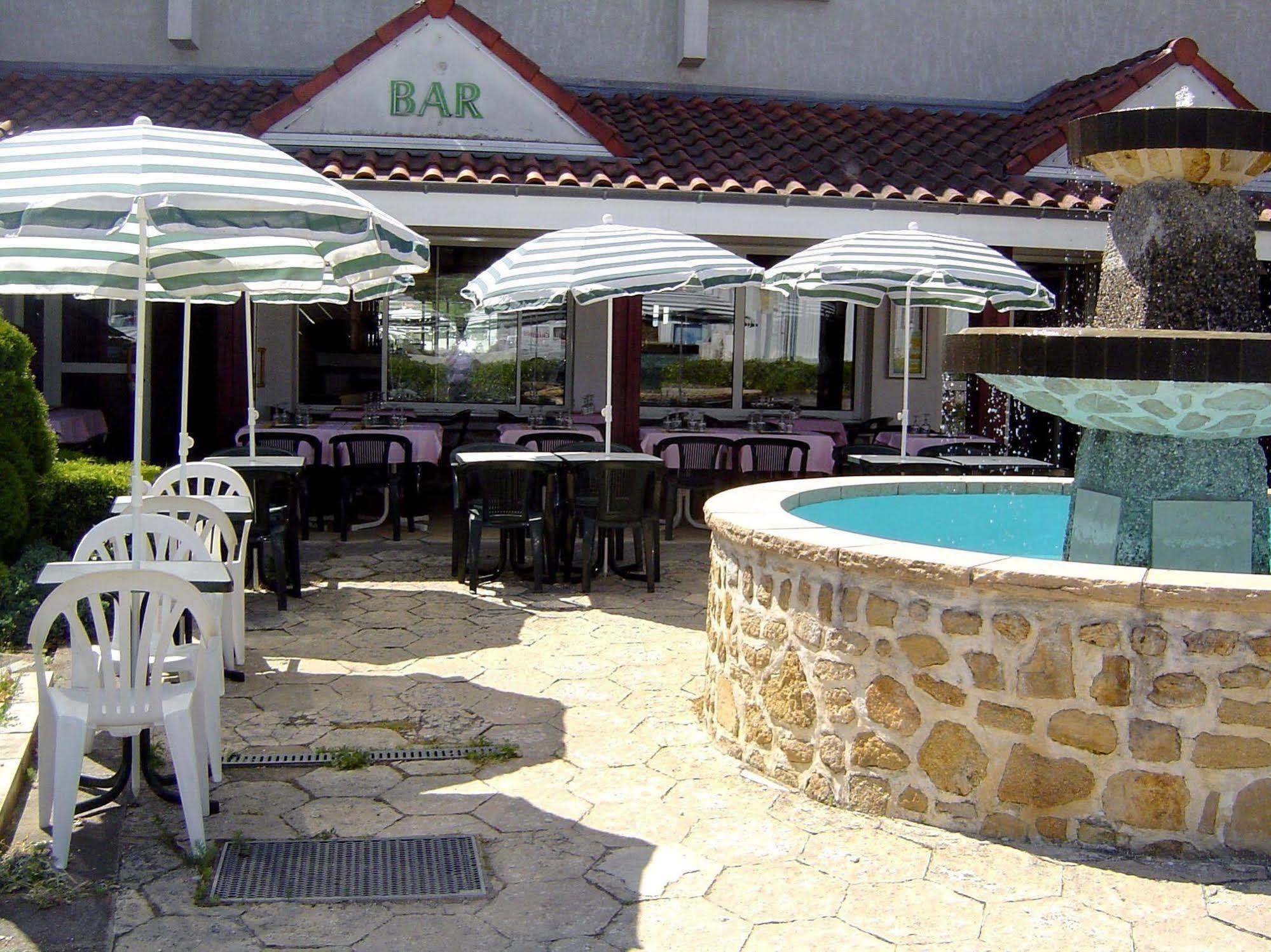Logis Hotel Le Moulin Des Gardelles Riom Ngoại thất bức ảnh