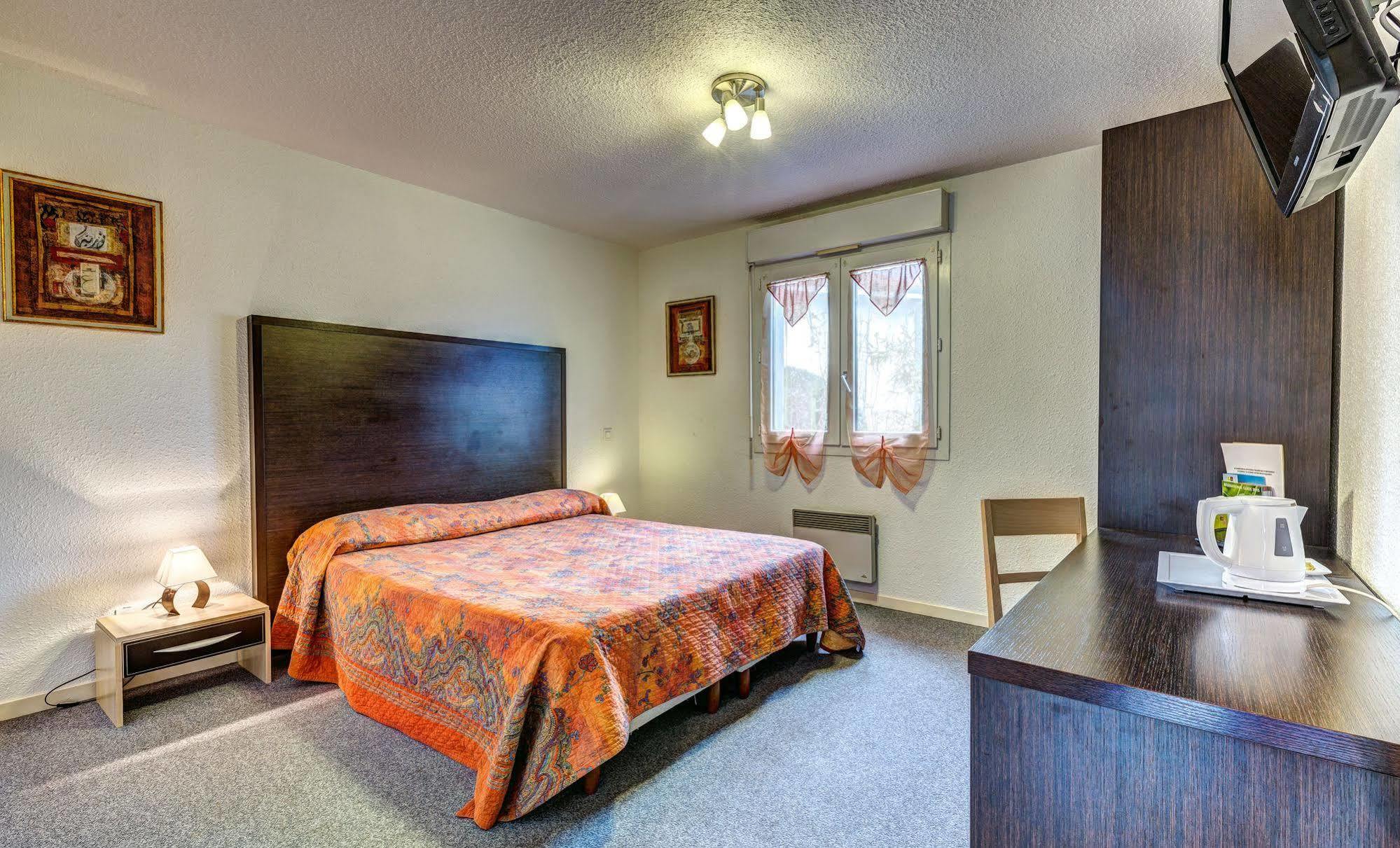 Logis Hotel Le Moulin Des Gardelles Riom Ngoại thất bức ảnh