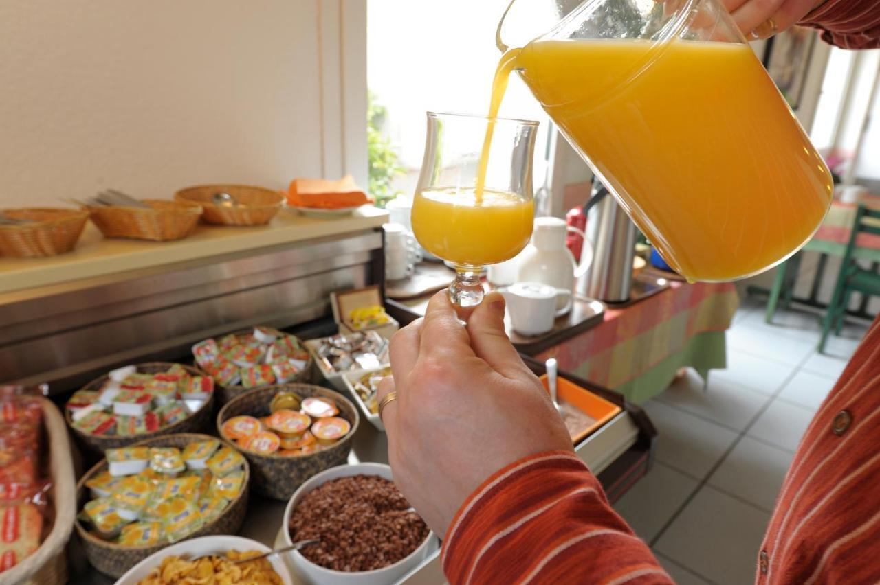Logis Hotel Le Moulin Des Gardelles Riom Ngoại thất bức ảnh